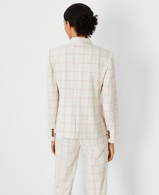 Le blazer à revers ouverts à carreaux
