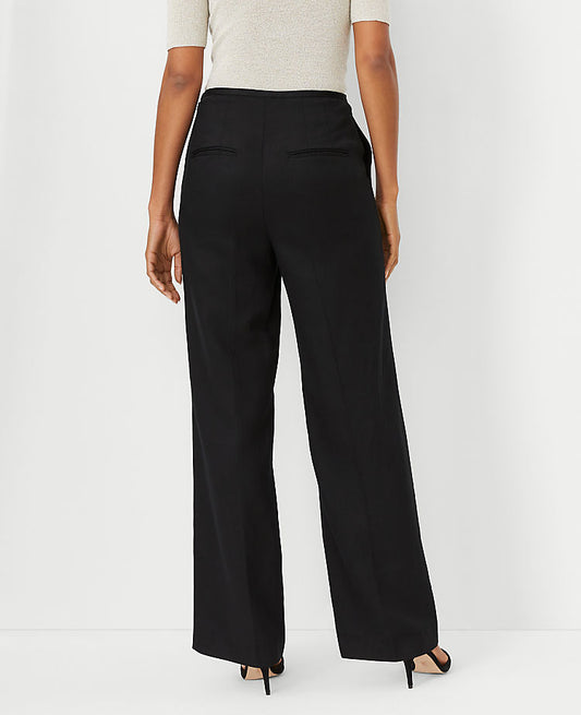 Le pantalon droit à fermeture éclair latérale et couture apparente - Coupe galbée