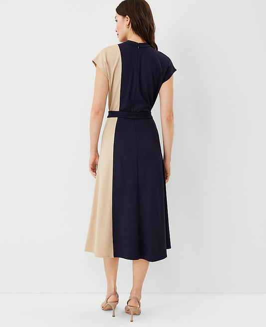 Robe évasée avec col montant et taille à nouer