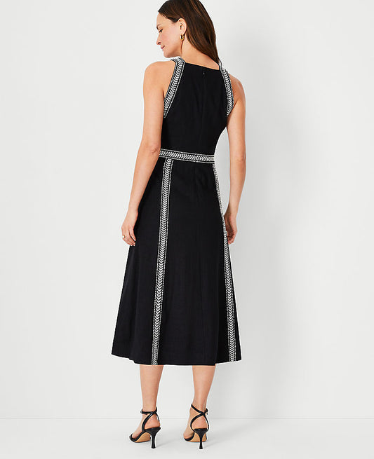 Robe midi brodée à col montant