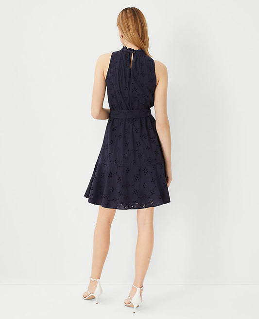 Robe évasée à œillets avec col montant et ceinture