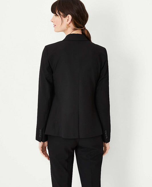 Le blazer cranté à deux boutons en tissu extensible toute saison