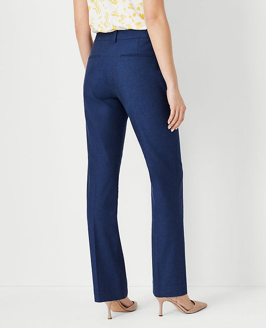 Die Sophia Straight Pant aus leichtem, raffiniertem Denim