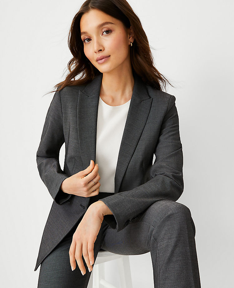 Le blazer long à un bouton en tissu bi-extensible
