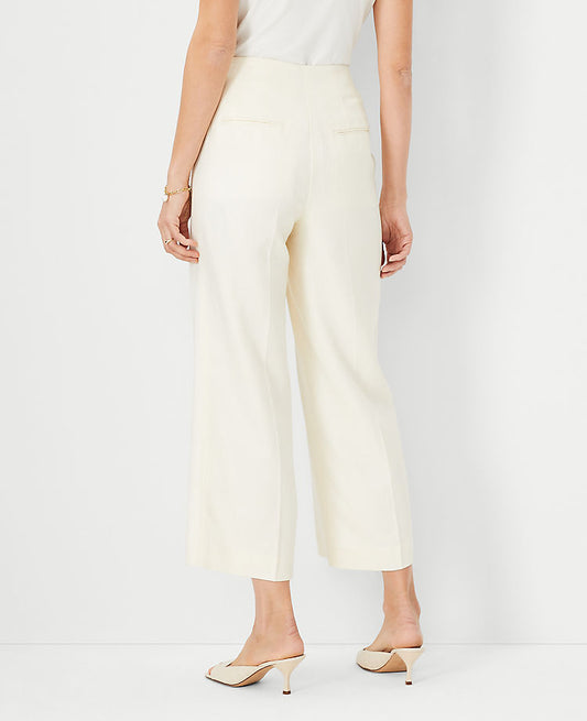 Le pantalon court droit à coutures apparentes
