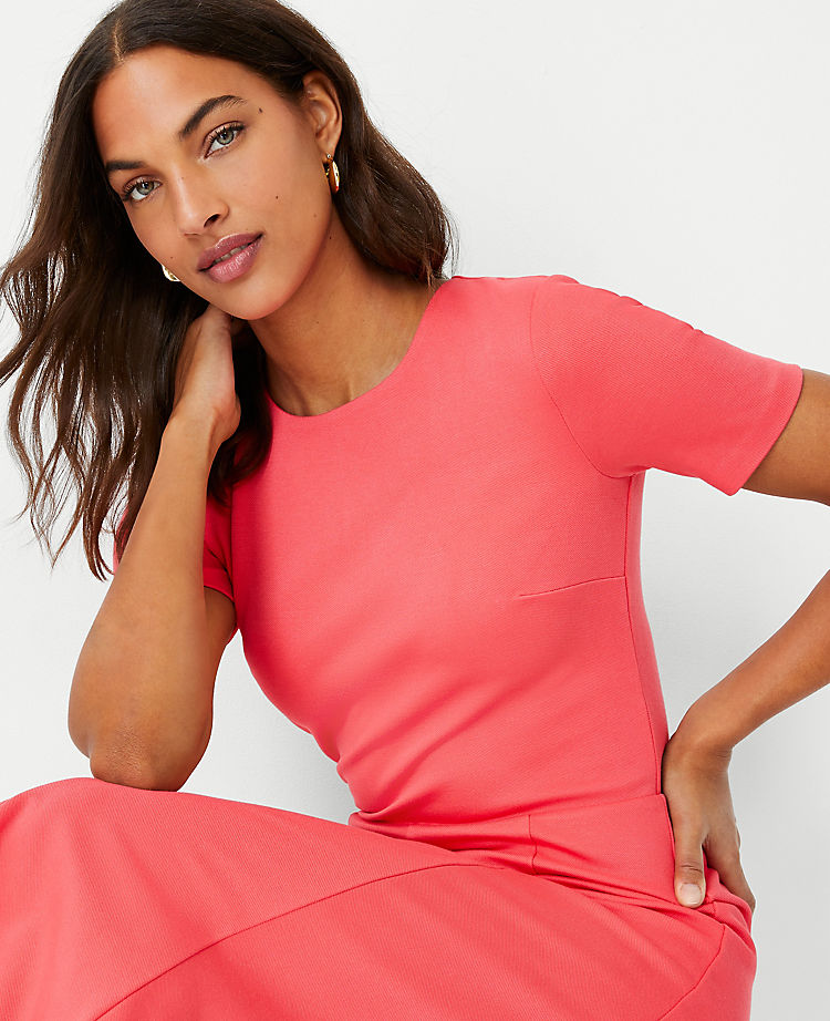 Kurzarm-Kleid mit ausgestelltem Rock