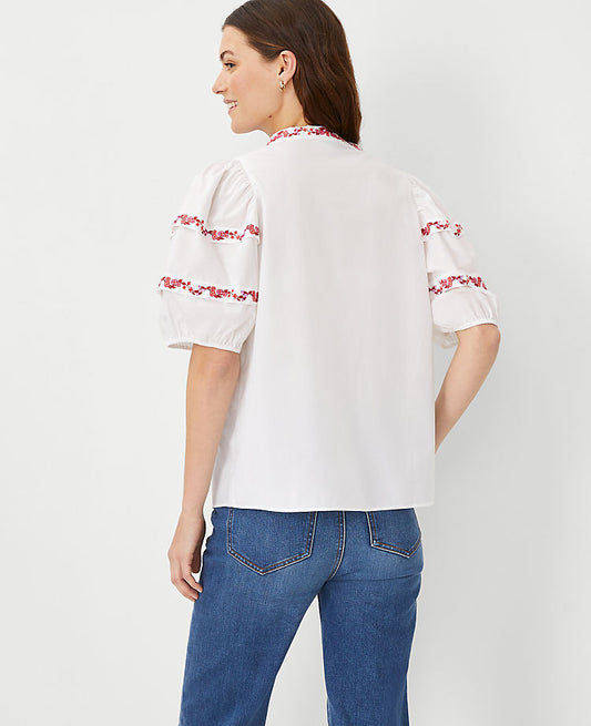 Chemisier popover brodé floral avec manches à plis nervures