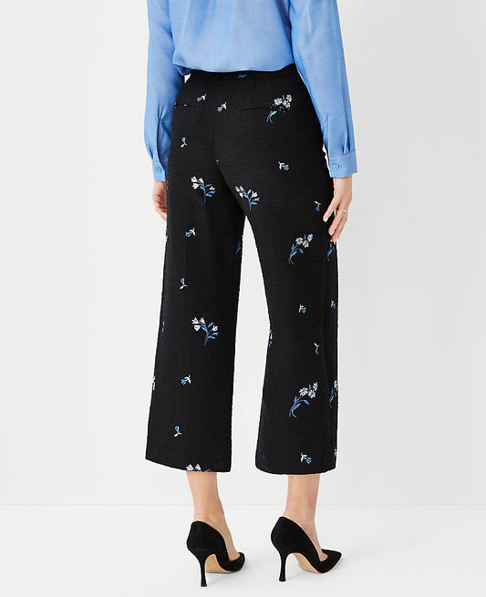Le pantalon court Kate à jambe large et fermeture éclair latérale en tweed brodé floral