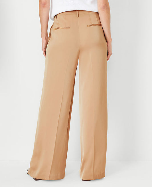 Le Pantalon Large Plissé en Satin