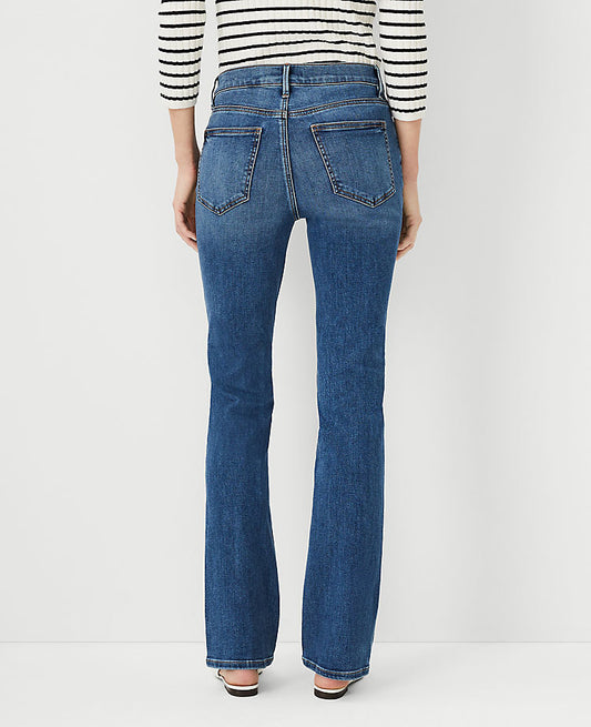 Jean bootcut galbant taille mi-haute avec poches et délavage mi-pierre