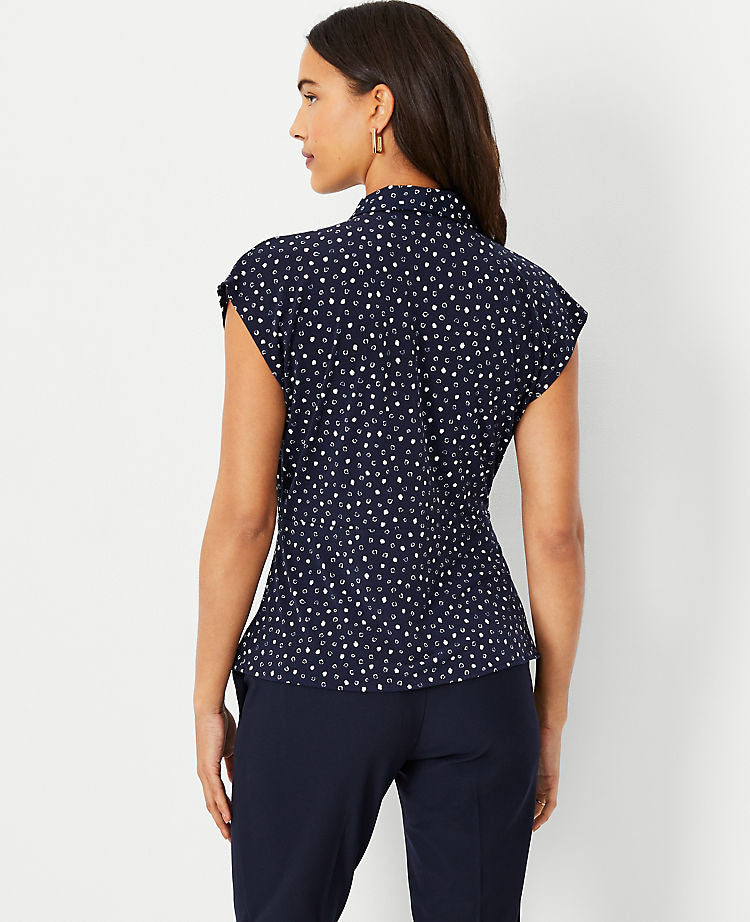 Gepunktetes Schalkragen-Peplum-Oberteil im Materialmix
