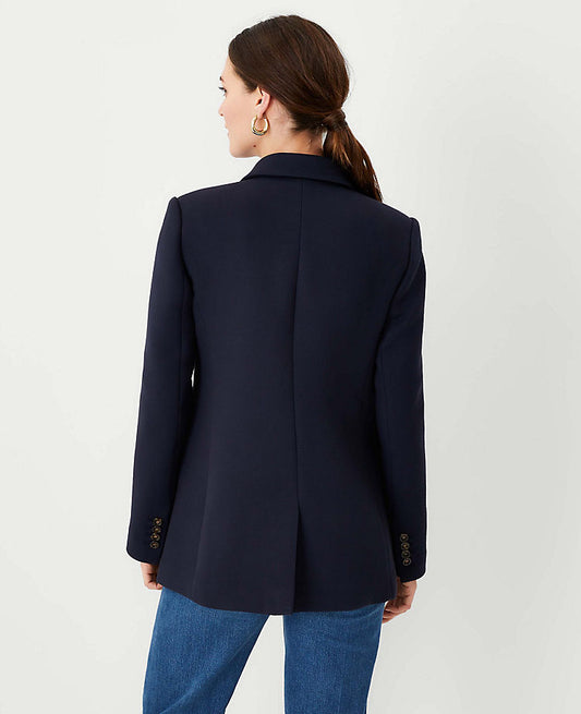 Le long blazer décontracté croisé en sergé