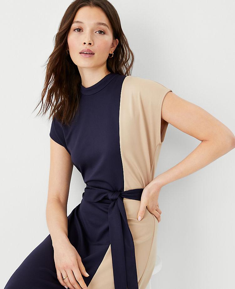 Kleid mit Stehkragen, Bindegürtel und ausgestelltem Rock