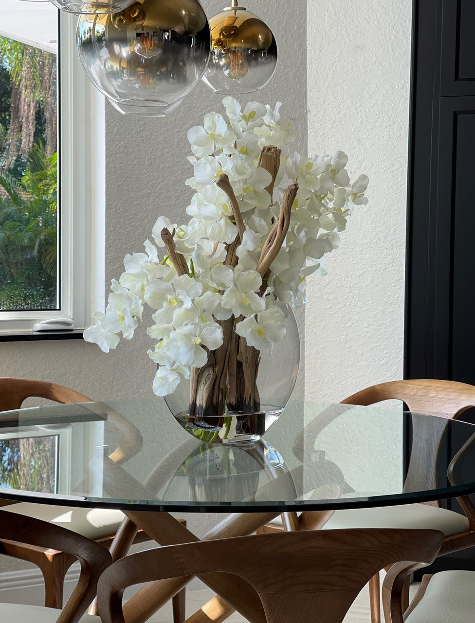 Vase Lune 16″ avec orchidées Vanda blanches