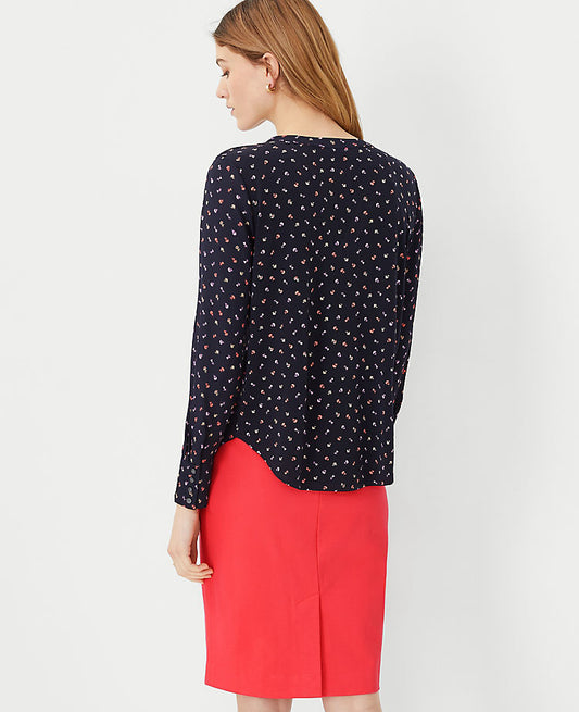 Haut plissé floral en techniques mixtes