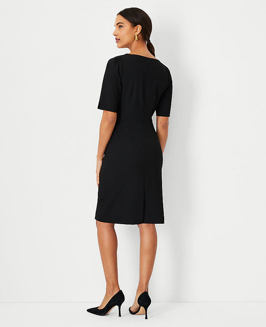 La robe à manches coude et col carré en tissu extensible toutes saisons