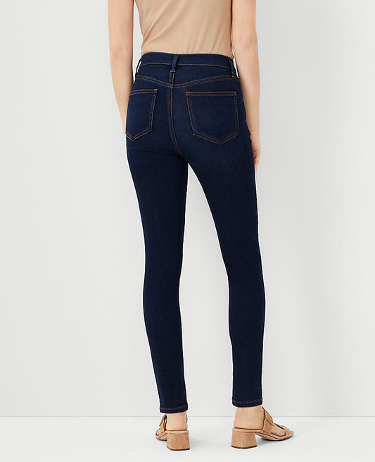 Jean skinny galbant taille très haute avec poches, en denim indigo foncé classique