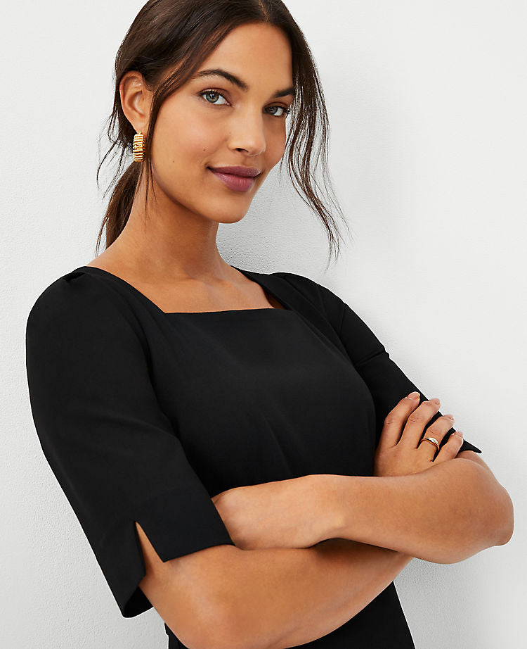 Das langärmlige Square-Neck-Kleid aus ganzjährig tragbarem Stretch