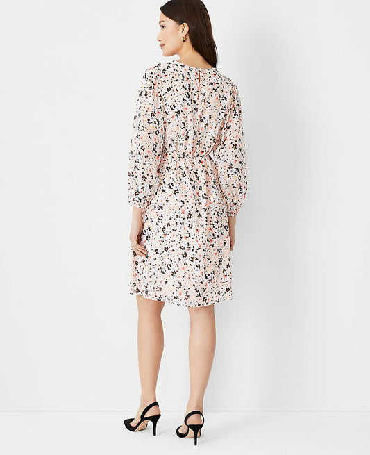 Robe évasée ceinturée à plis sur le devant et imprimé floral
