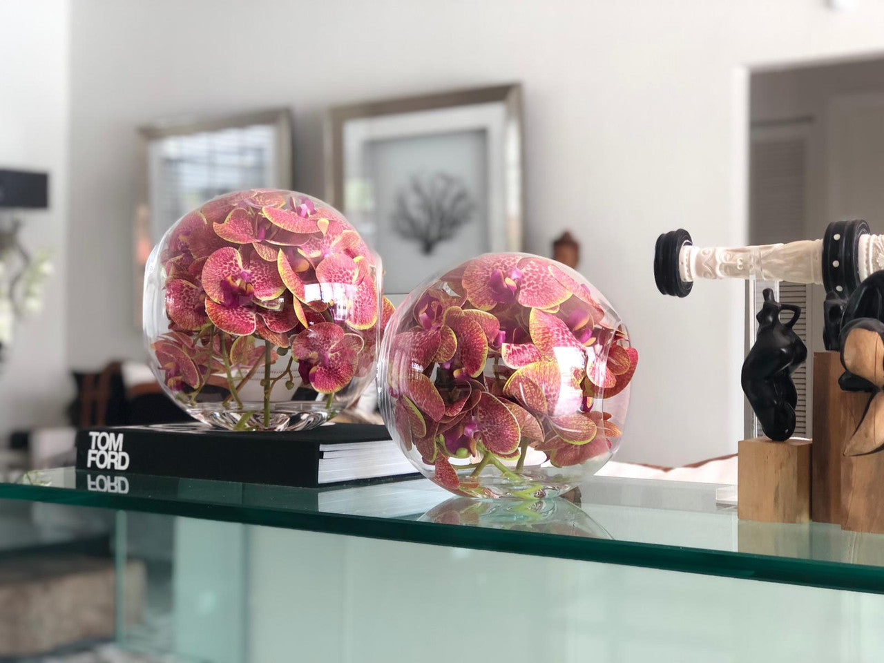 Vase Crosswinds de 30 cm avec orchidées roses