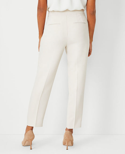 Die Eva-Knöchelhose mit seitlichem Reißverschluss aus fließendem Crêpe – Curvy Fit