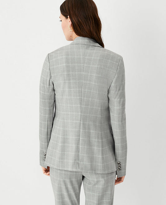 Le blazer écossais à bouton unique et revers crantés