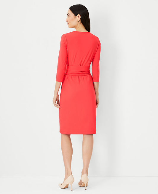 Robe évasée ceinturée à encolure portefeuille