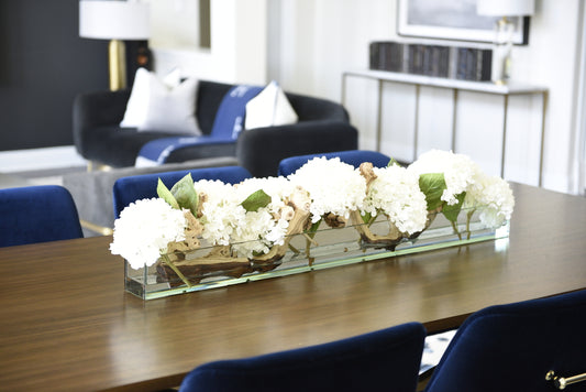 Jardinière à assiette en verre 48″ Casa Moderna avec hydrangées blanches et bois flotté