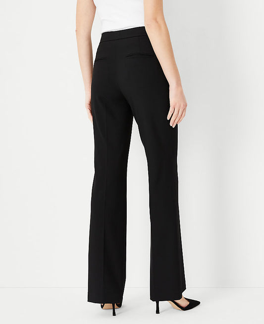 Le pantalon coupe droite en tissu extensible toutes saisons