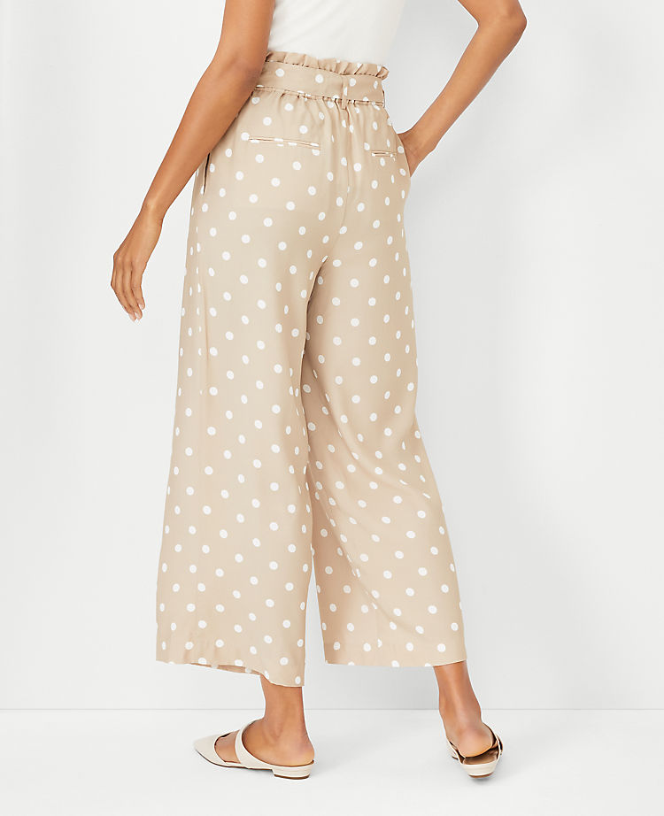 Die Culotte mit Gürtel und weitem Bein in Polka Dot