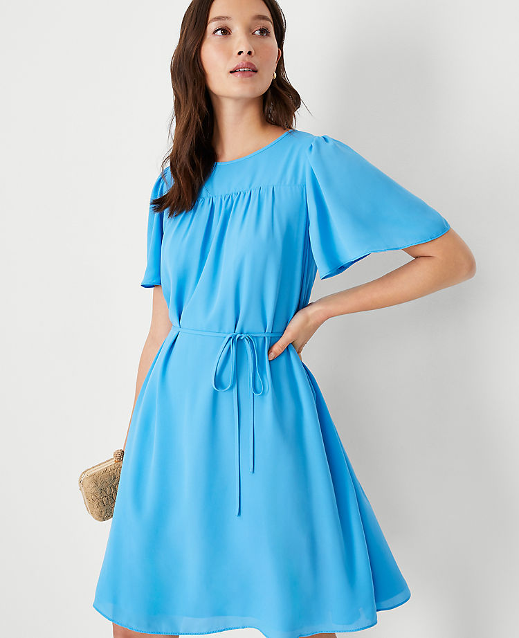 Robe trapèze ceinturée à manches volantées
