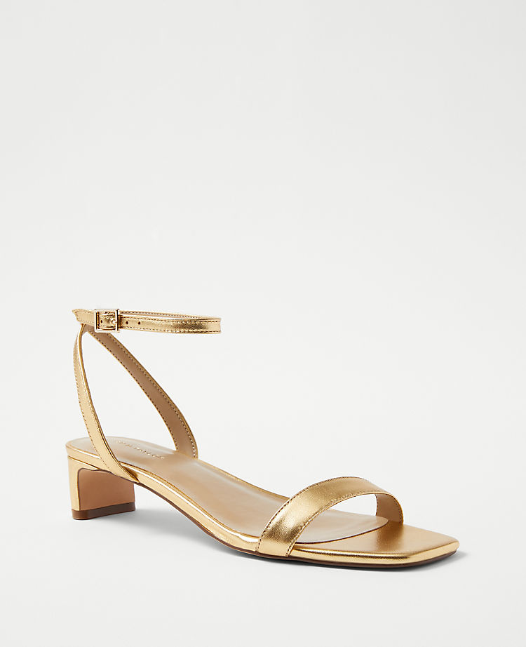 Sandaletten mit Knöchelriemen, metallischem Leder und Blade-Heel