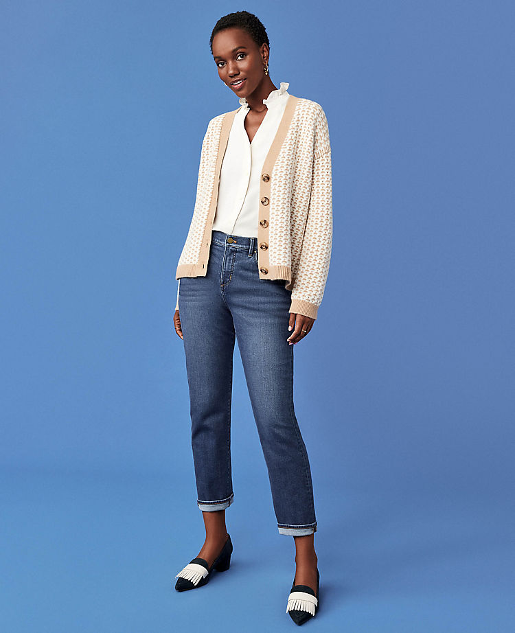Sculpting Pocket Tapered Jeans mit mittlerer Leibhöhe in klassischer Indigo-Waschung