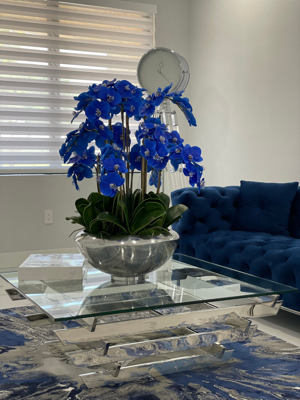 Bol Avenue avec des orchidées Phalaenopsis bleues