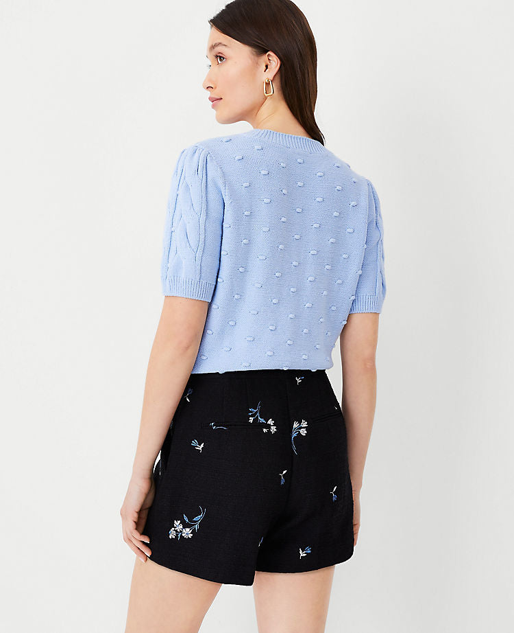 Die kurze Hose mit seitlichem Reißverschluss aus floral besticktem Tweed
