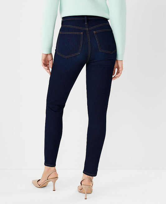 Jean skinny taille haute sculptant avec poches et jambes courbées, délavage brut
