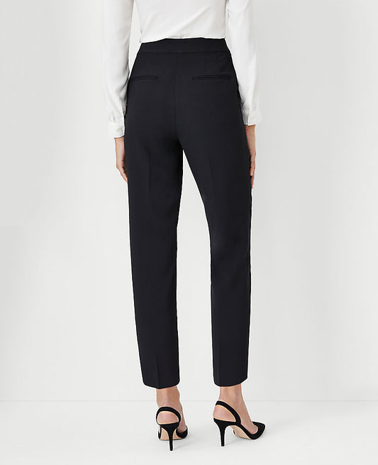 Le pantalon cheville Eva en crêpe fluide à glissière latérale