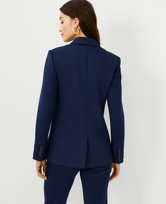 Le blazer double maille à revers crantés et deux boutons