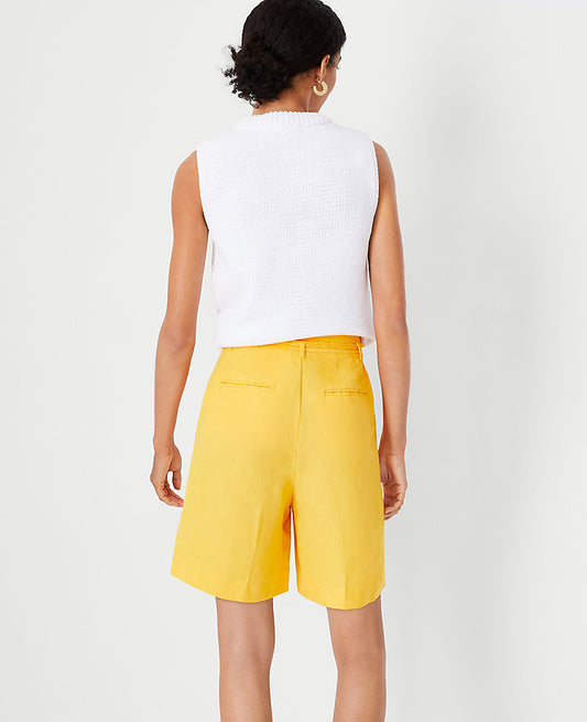 Le short plissé ceinturé en mélange de lin
