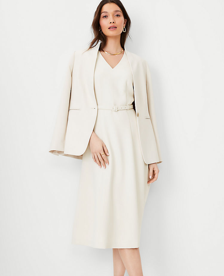 Das fließende Crêpe-Midikleid mit Gürtel und V-Ausschnitt