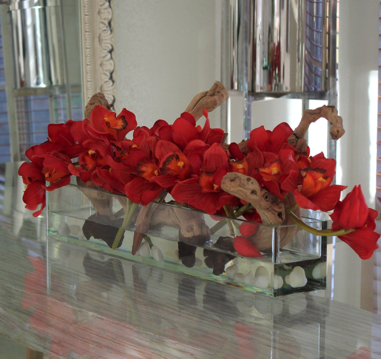 Jardinière moderne en verre « Casa » de 60 cm avec orchidées Cymbidium rouges