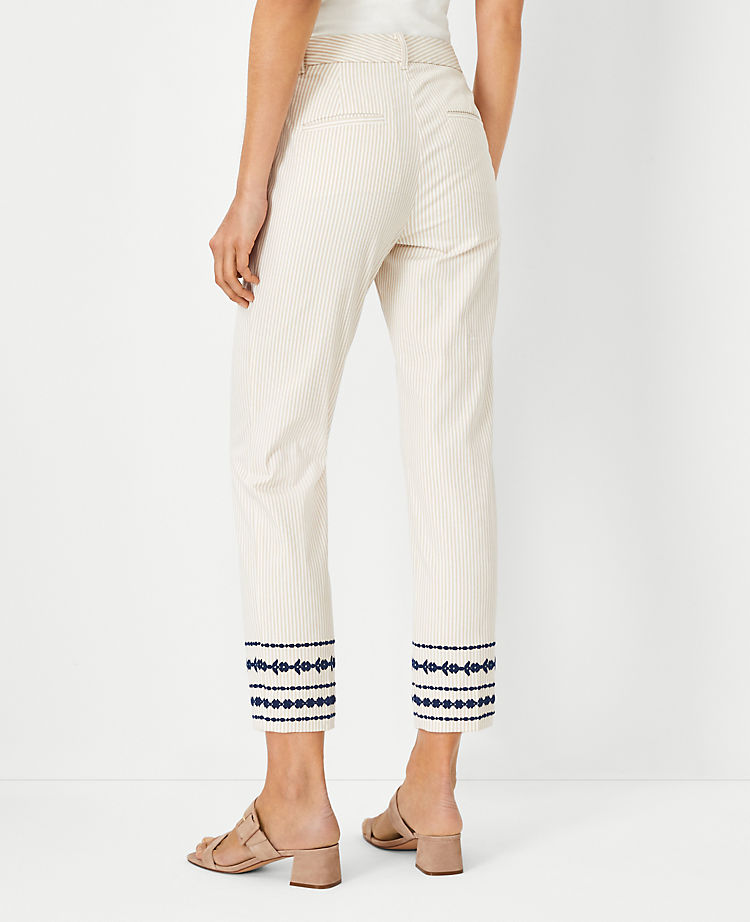 Die Baumwoll-Cropped-Hose mit floral gesticktem Streifenmuster