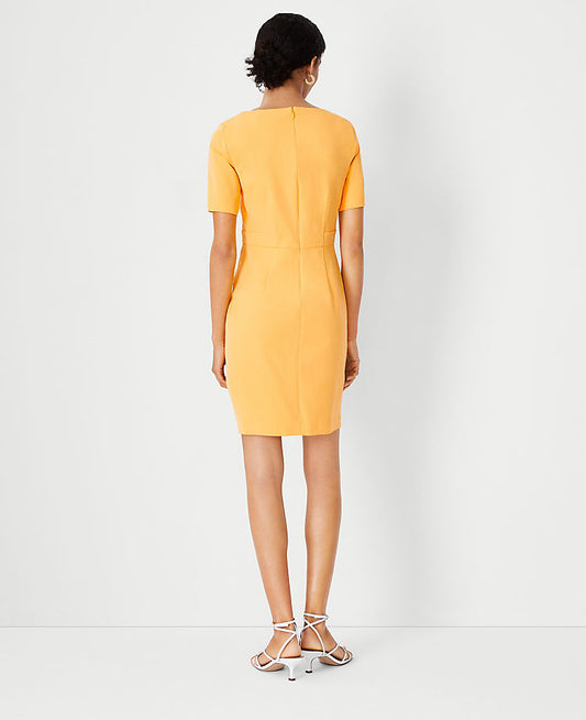 Robe fourreau à encolure dégagée et manches courtes