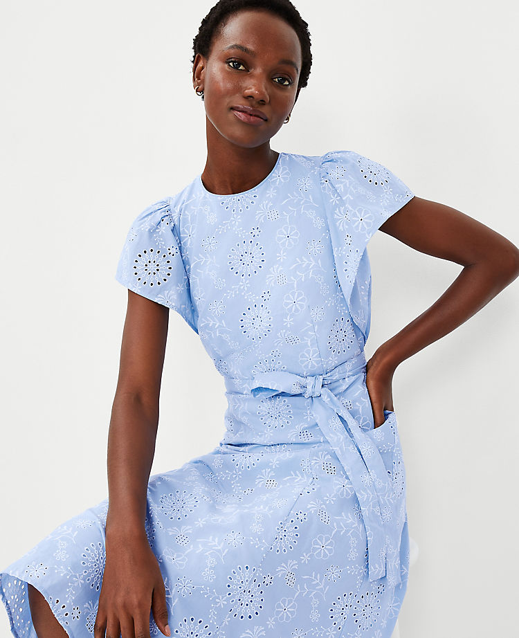 Robe midi ceinturée à œillets et manches papillon