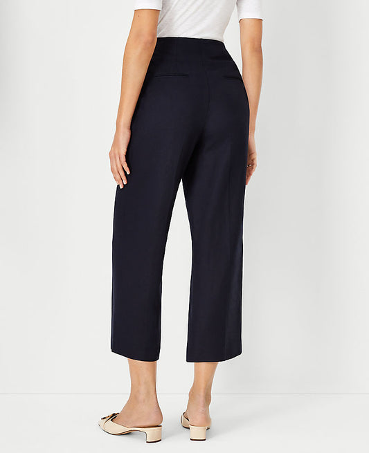 Le pantalon court droit à coutures – Coupe galbée