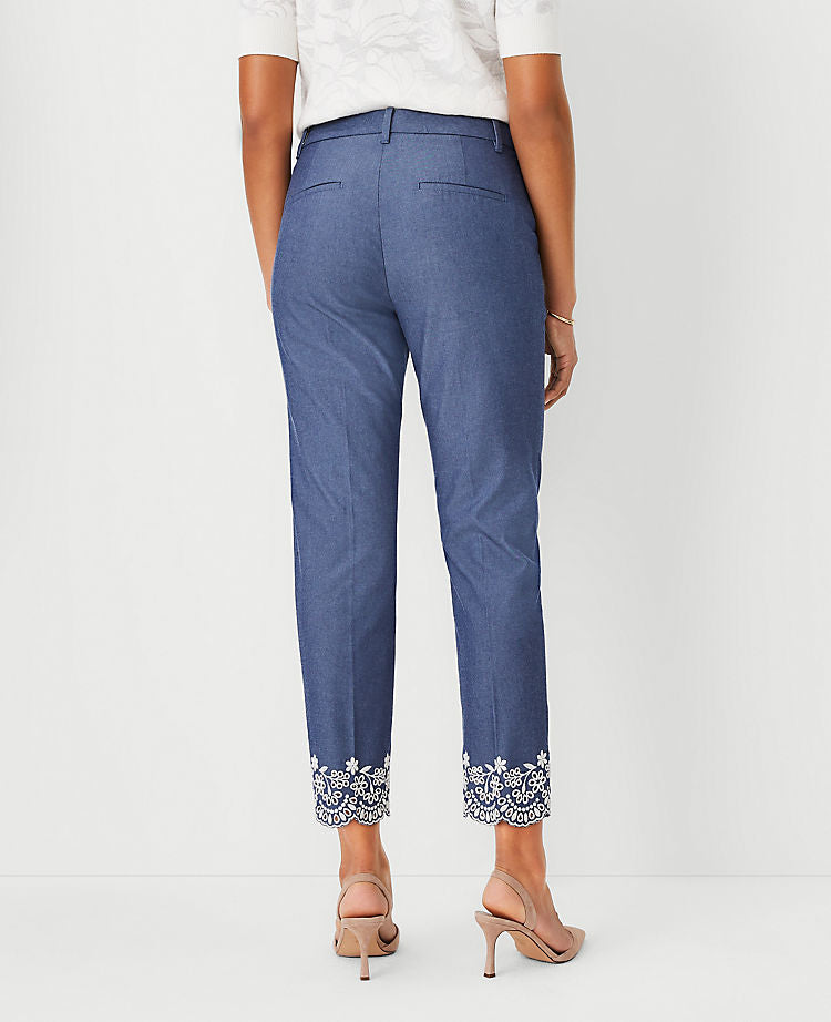 Die Baumwoll-Crop-Hose mit Lochstickerei – Curvy Fit