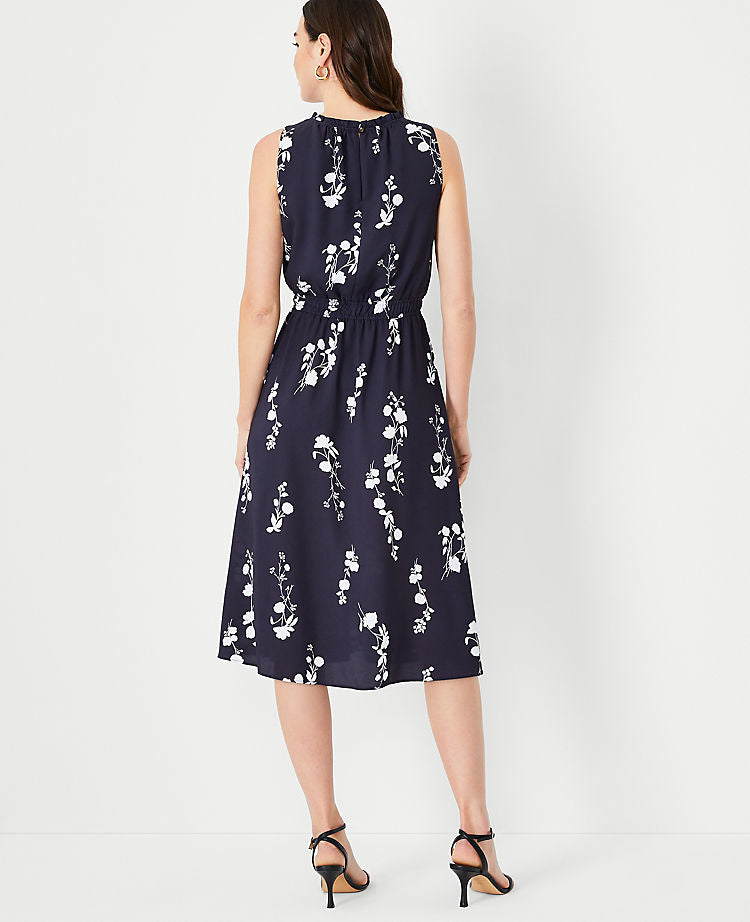 Ärmelloses ausgestelltes Kleid mit Blumenmuster und Raffungen