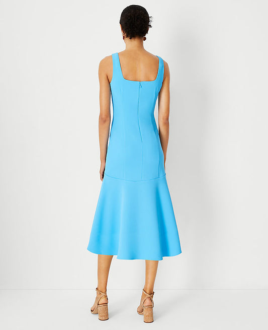 Robe évasée asymétrique à col carré