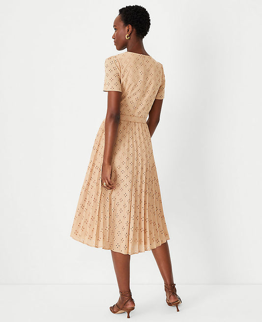 Robe ceinturée plissée à œillets