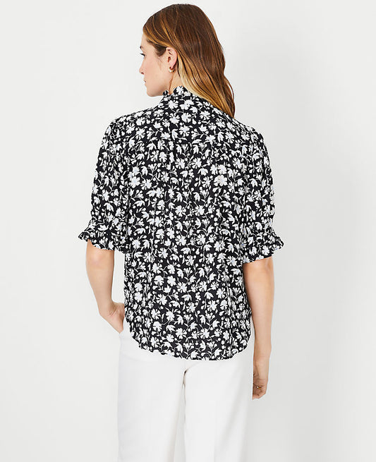 Haut boutonné à volants et motifs floraux